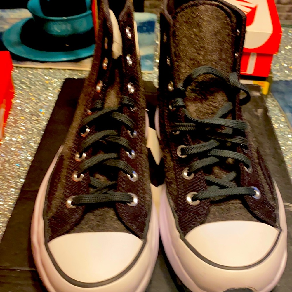 CONVERSE UNISEX BLK & WHITE SIZE MEN 9.5 /WOMEN 11